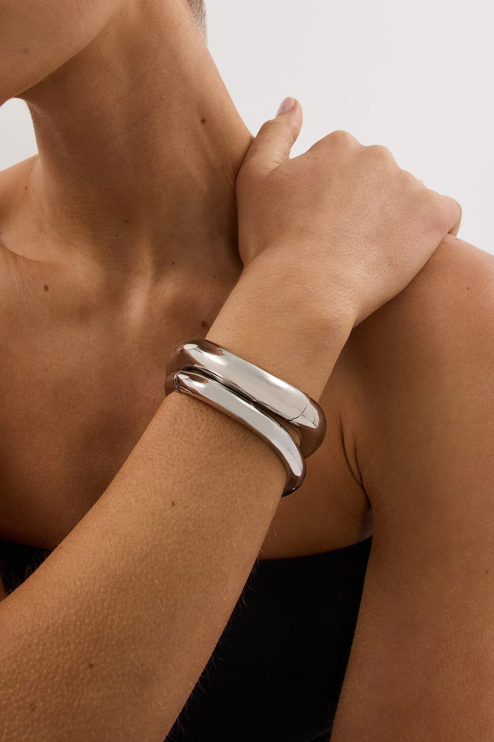 ANNA ROSSI MEDIUM WARPED BANGLE SILVER - Image 3