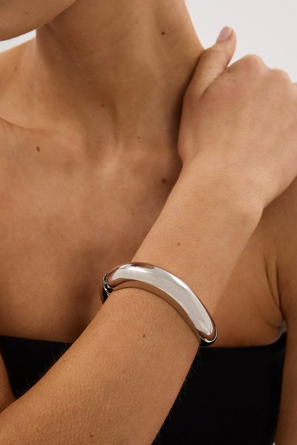 ANNA ROSSI MEDIUM WARPED BANGLE SILVER - Image 4